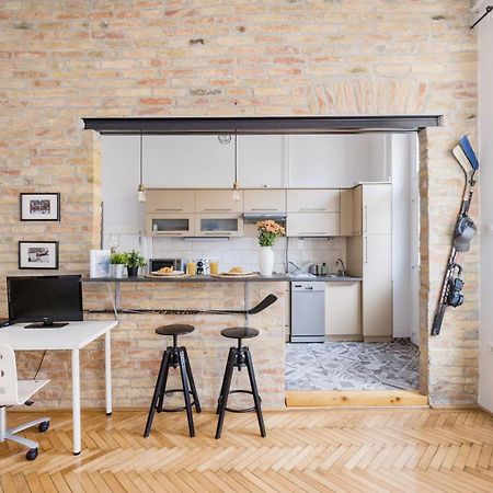 Appartement Live Like A Local At The Rustic Hockey Hut à Budapest Extérieur photo